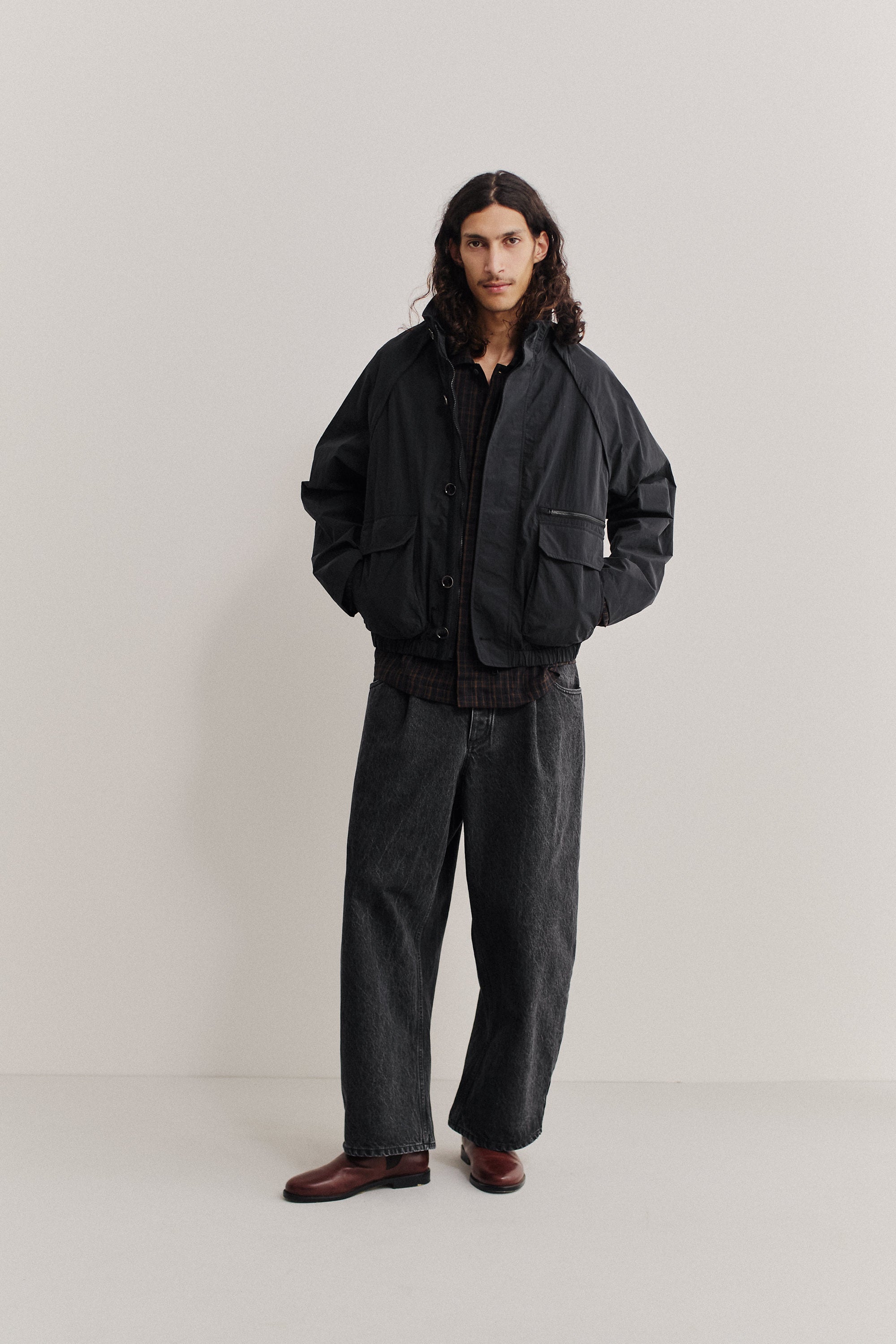 Men's outerwear, Zambezi Fisher Jacket, recycled nylon and cotton blend, water-repellent, black, with bellows pockets.