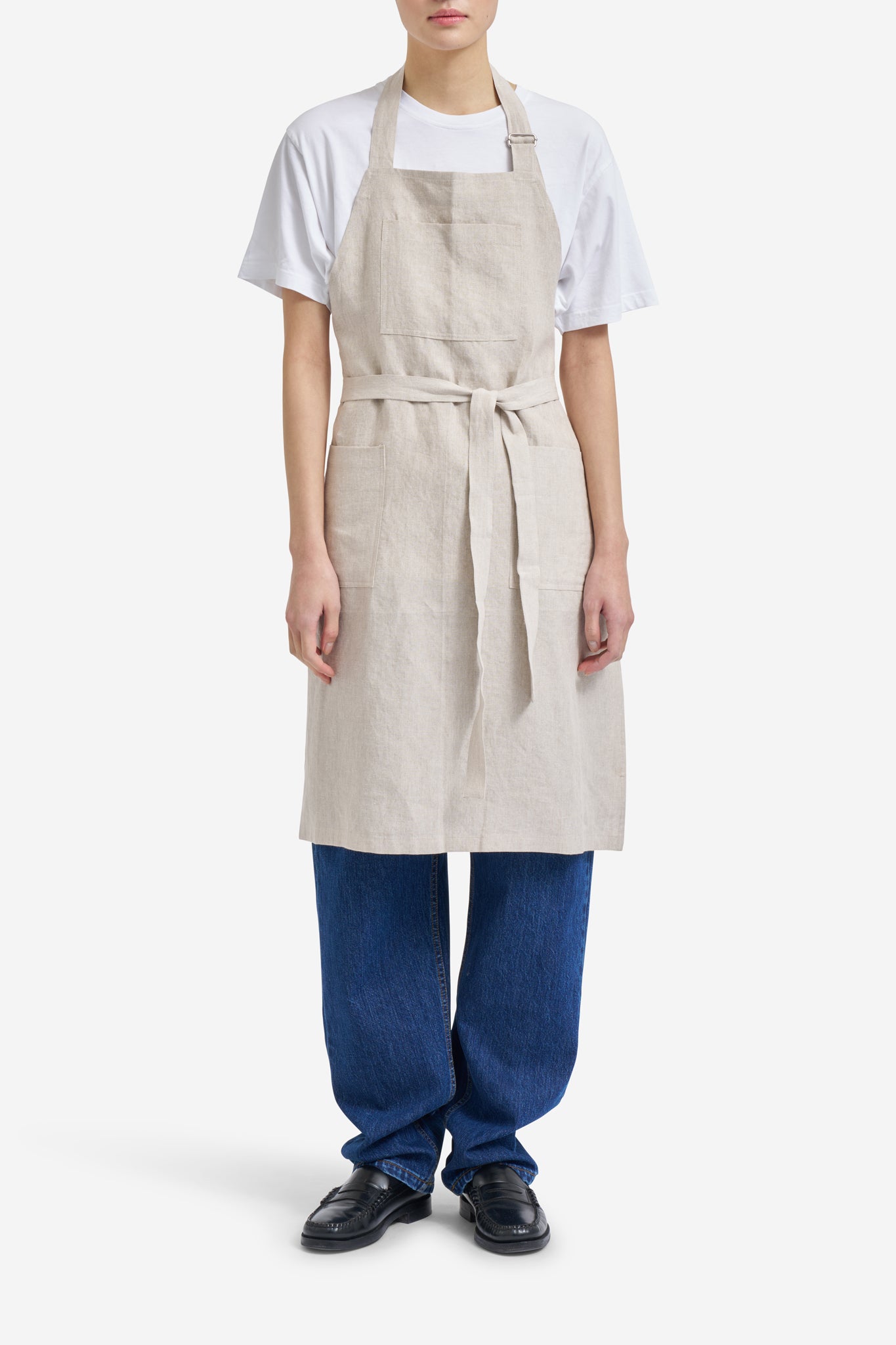 Women's accessories apron, 100% Belgian linen, flax color, with three patch pockets and adjustable neck strap.