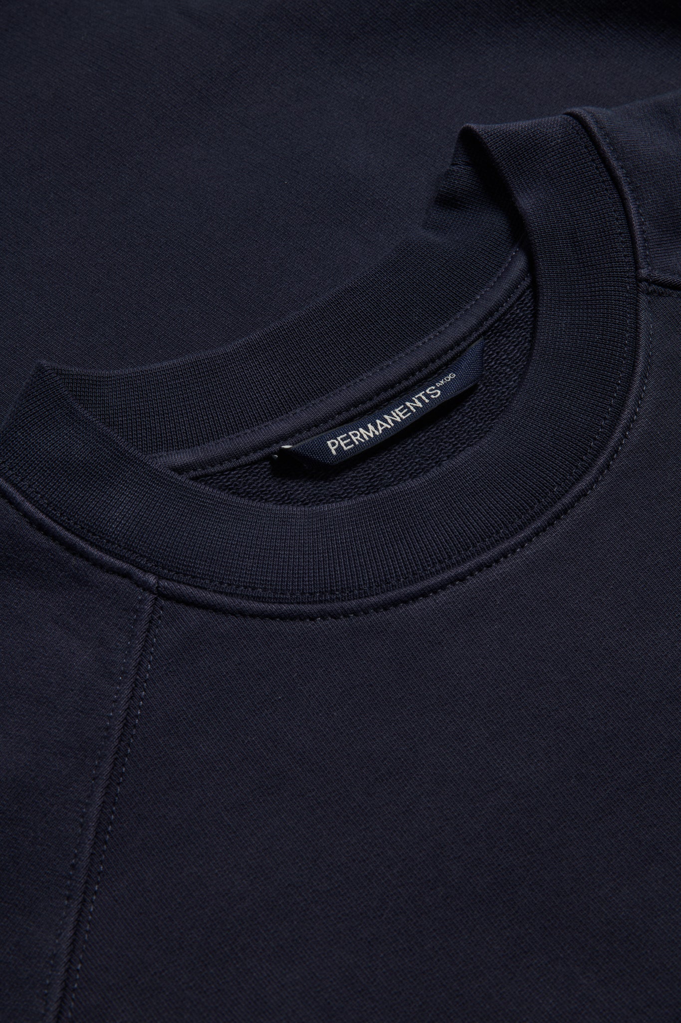Men's knit sweater, organic cotton, pre-washed, navy, with raglan sleeves and discreet logo.