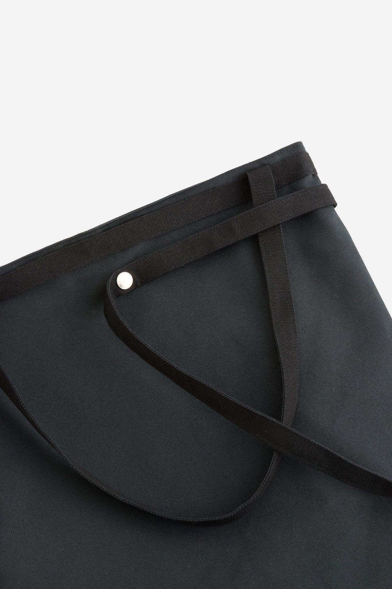 Unisex accessories tote bag, recycled Ventile® cotton, water-repellent, black, with adaptable strap and snap button.