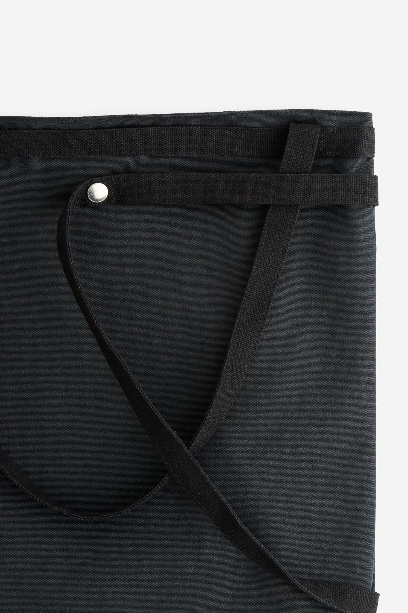 Unisex accessories tote bag, recycled Ventile cotton, water-repellent, black, with adaptable strap and snap button.