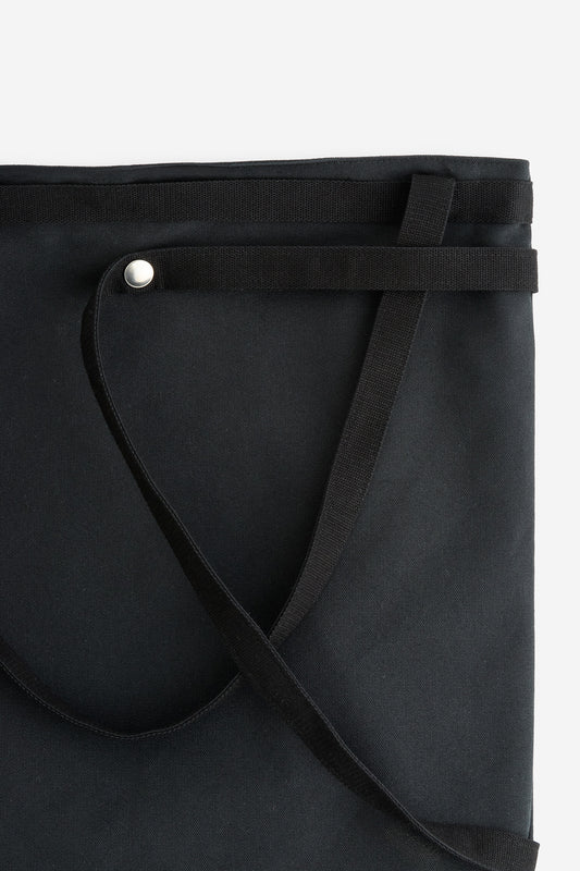 Unisex accessories tote bag, recycled Ventile cotton, water-repellent, black, with adaptable strap and snap button.